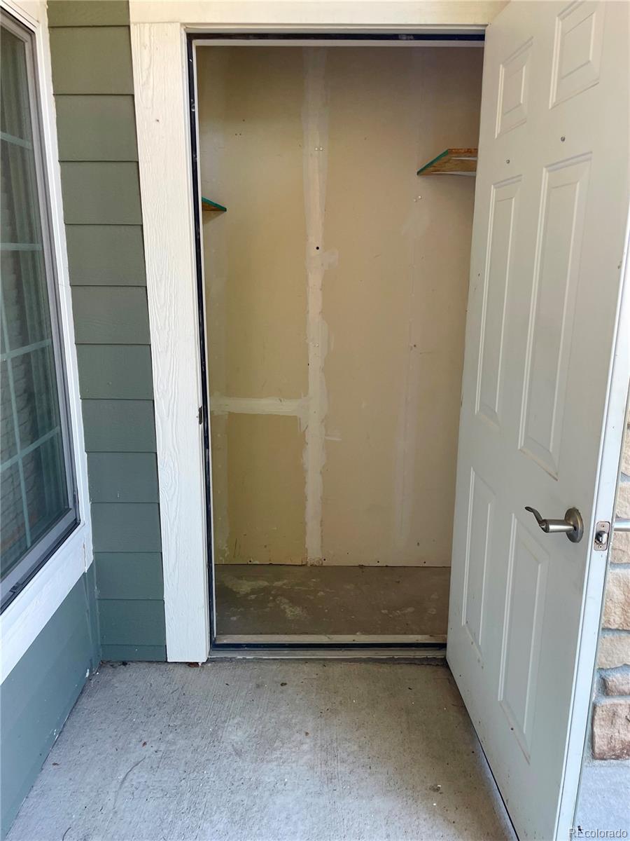 474 Black Feather Loop Unit: 401