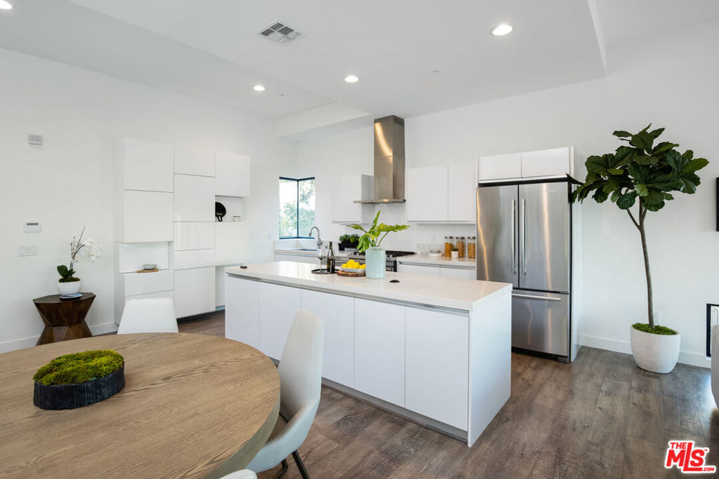 1223 Larrabee Street Unit: 4