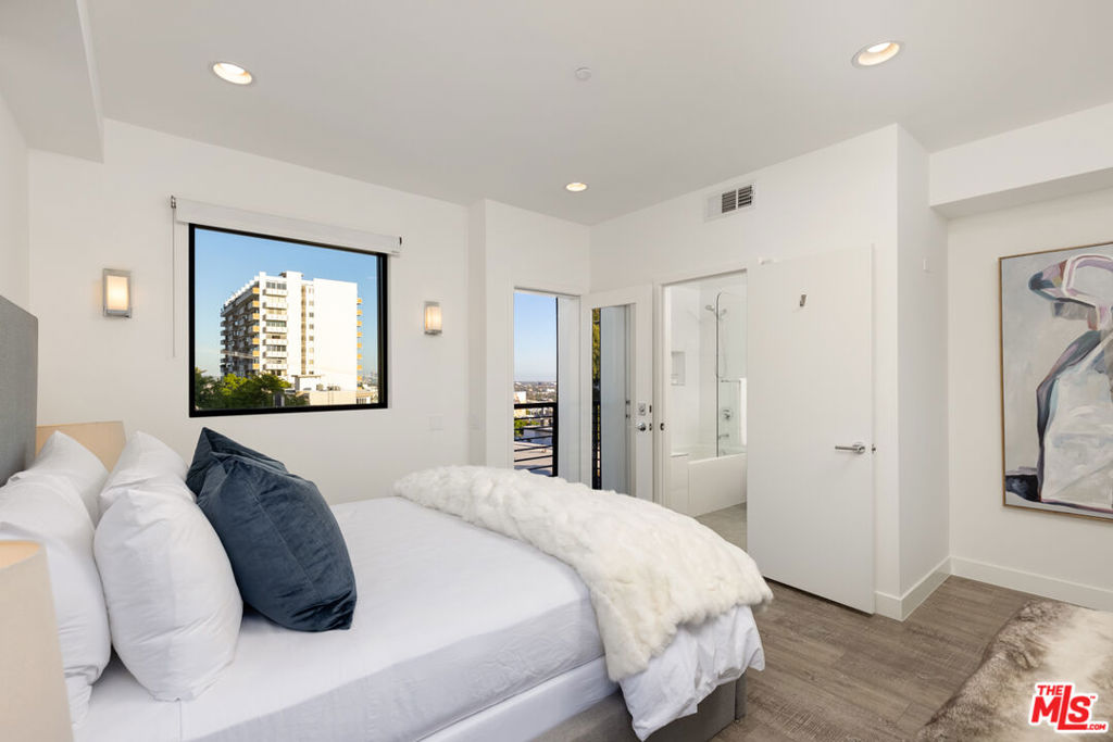 1223 Larrabee Street Unit: 4