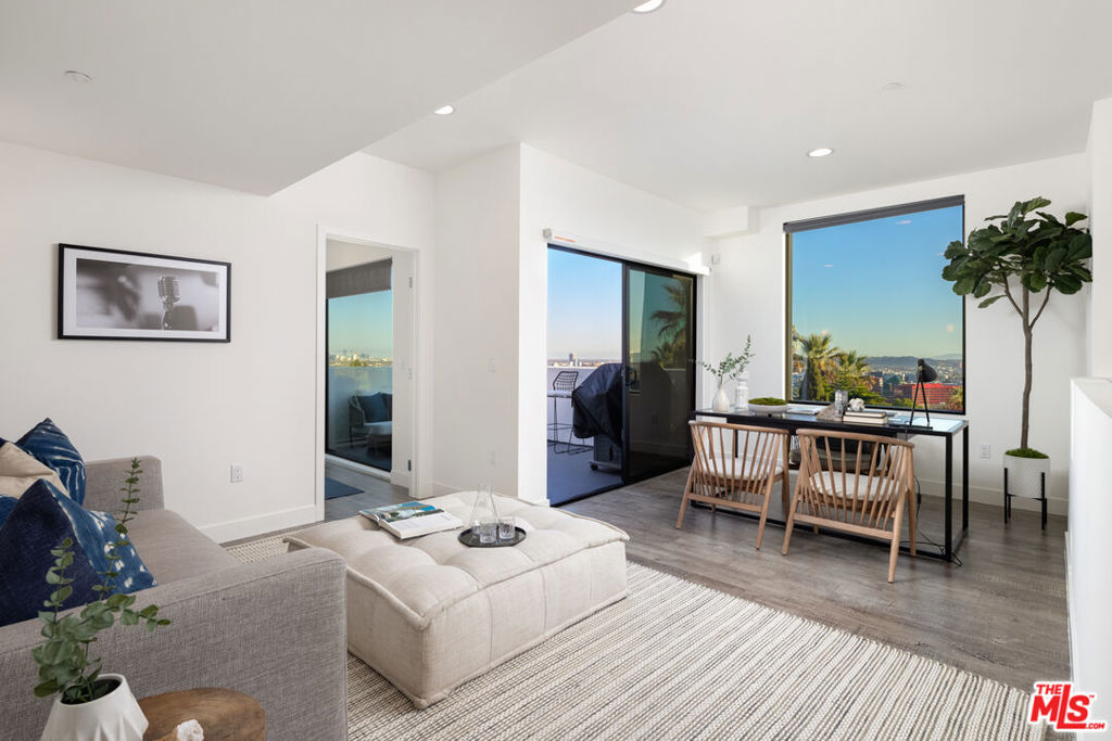 1223 Larrabee Street Unit: 4