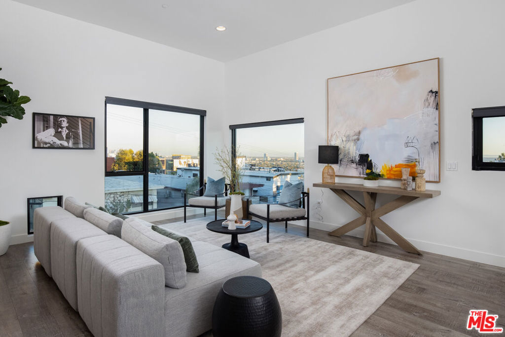1223 Larrabee Street Unit: 4