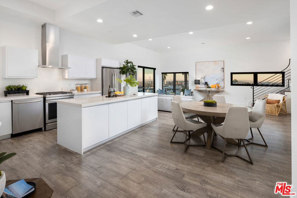 1223 Larrabee Street Unit: 4