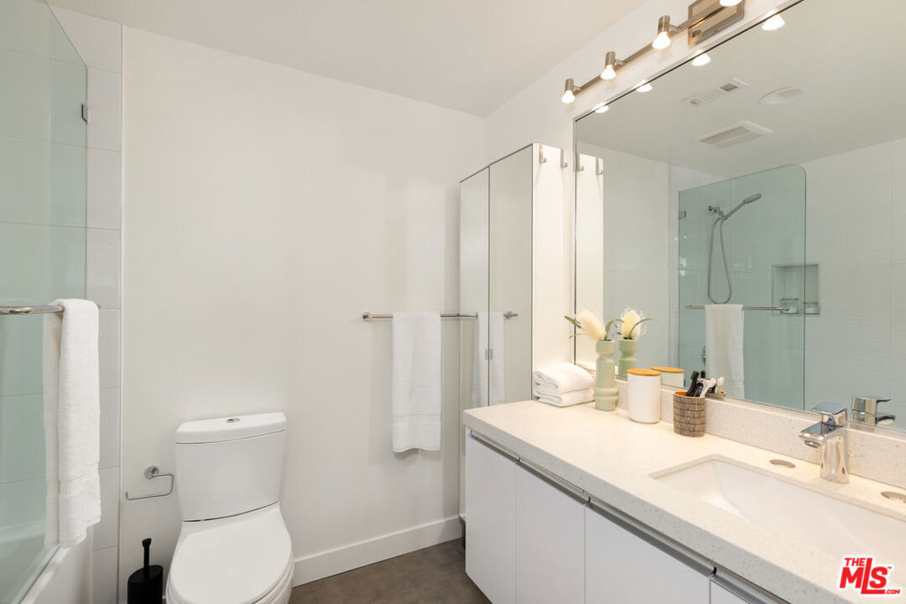 1223 Larrabee Street Unit: 4