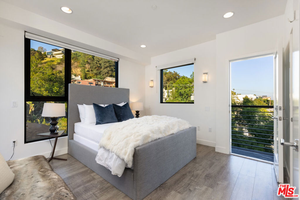 1223 Larrabee Street Unit: 4
