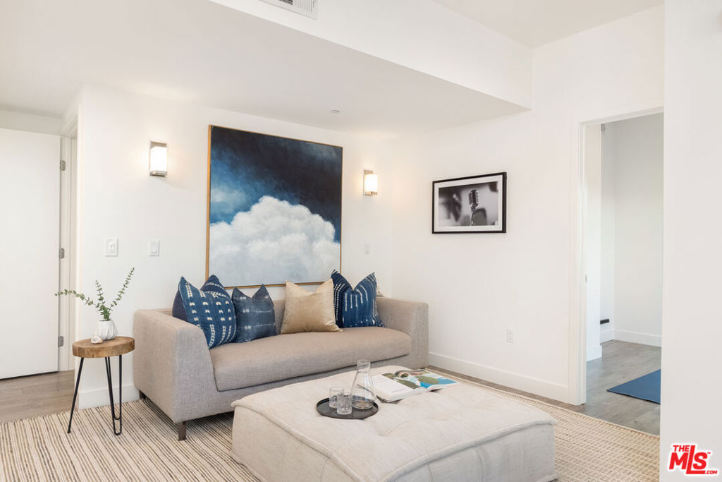 1223 Larrabee Street Unit: 4