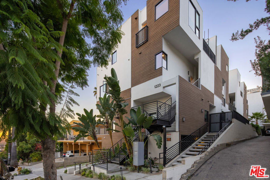 1223 Larrabee Street Unit: 4