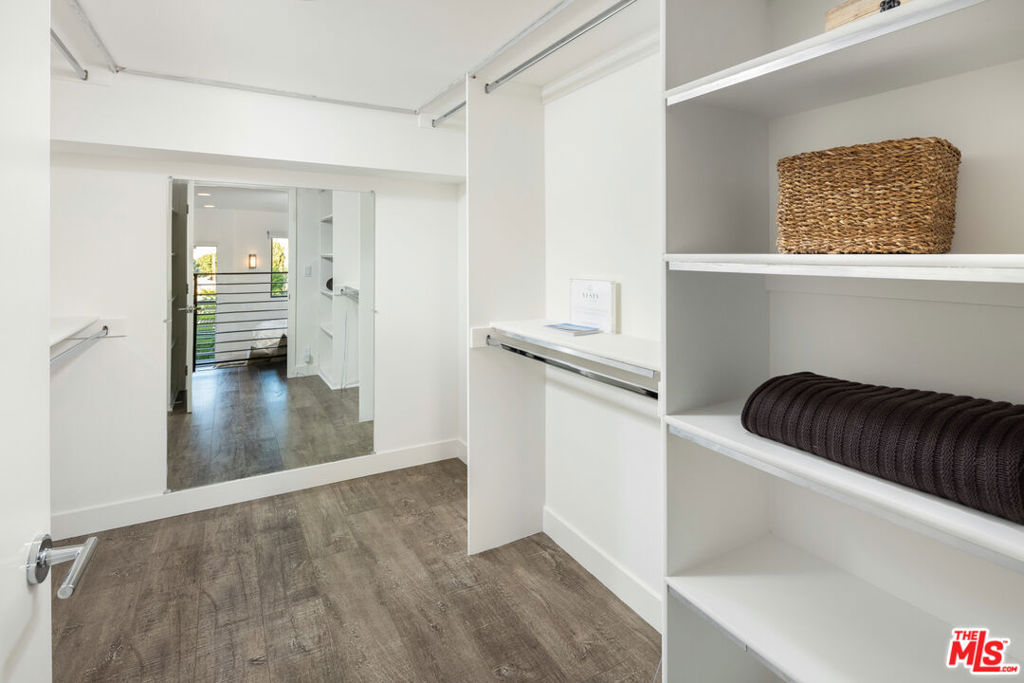 1223 Larrabee Street Unit: 4
