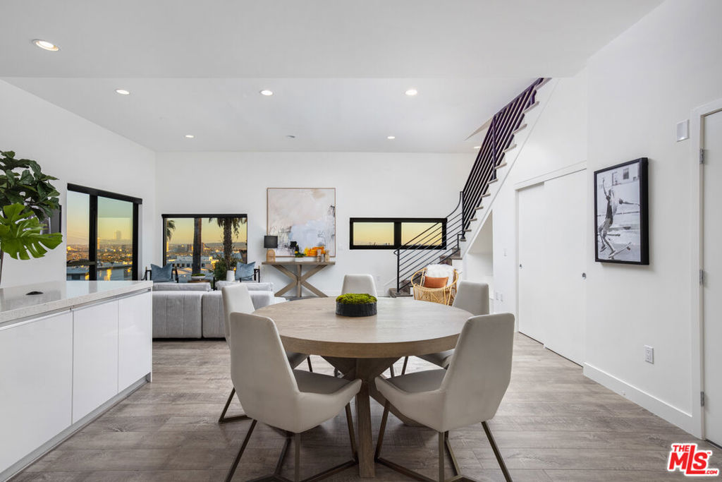 1223 Larrabee Street Unit: 4