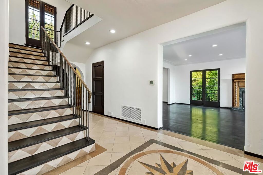 2441 CHISLEHURST Drive 