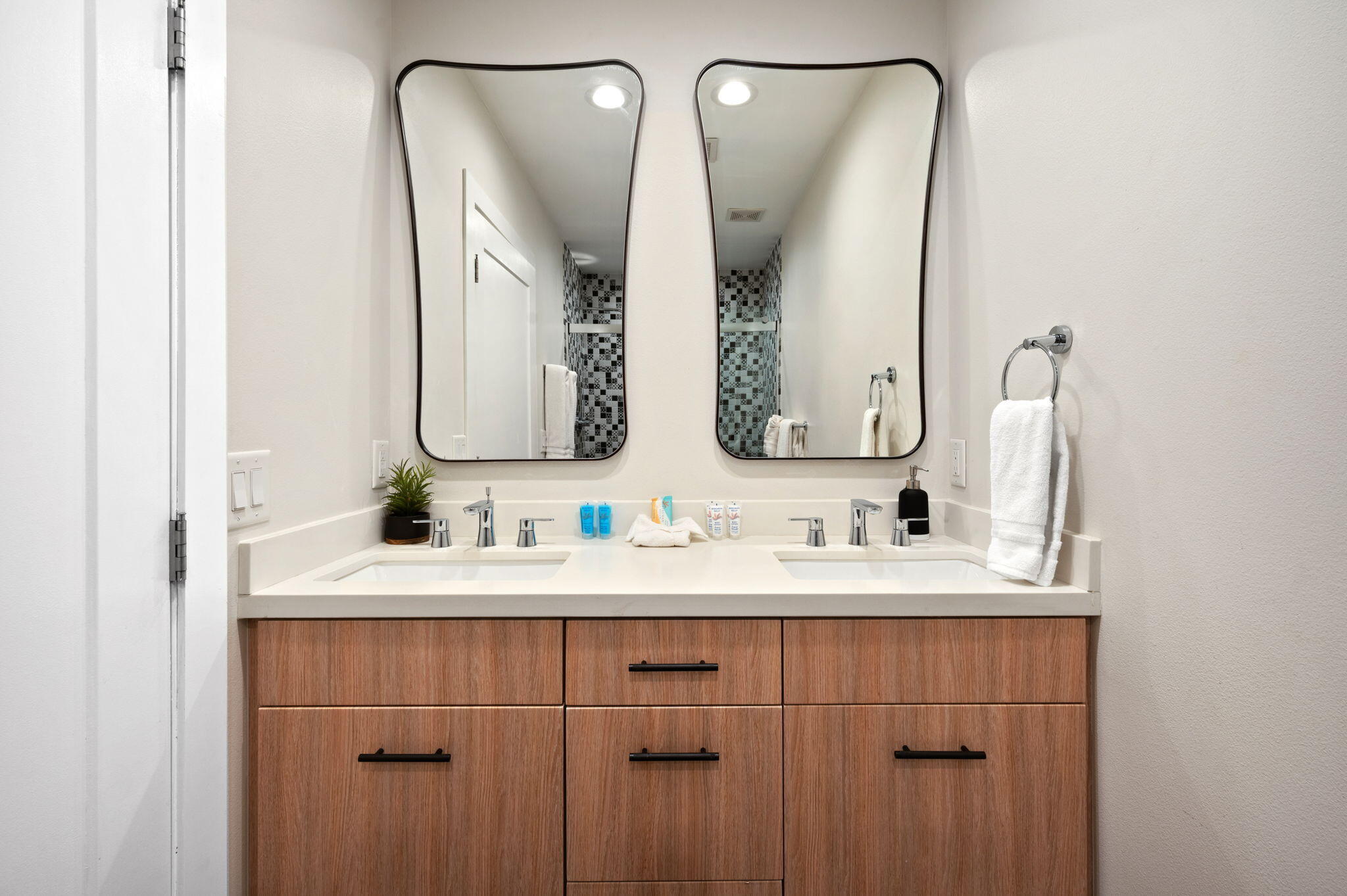 44821 Santa Anita Ave AVE