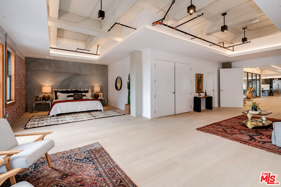 808 S Broadway Unit: 5th Floor