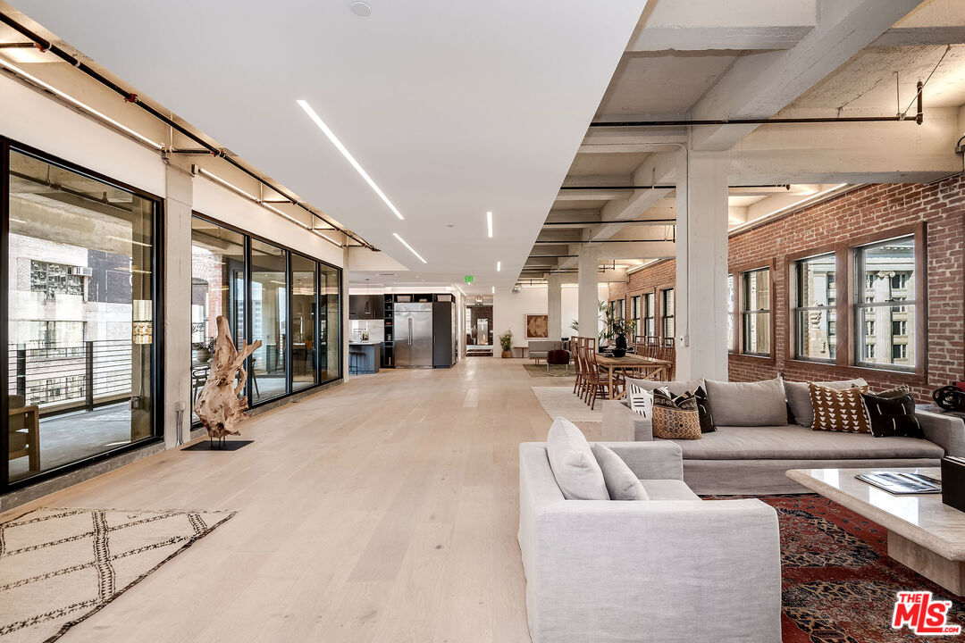 808 S Broadway Unit: 5th Floor