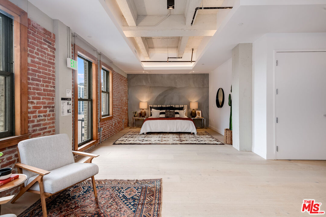 808 S Broadway Unit: 5th Floor