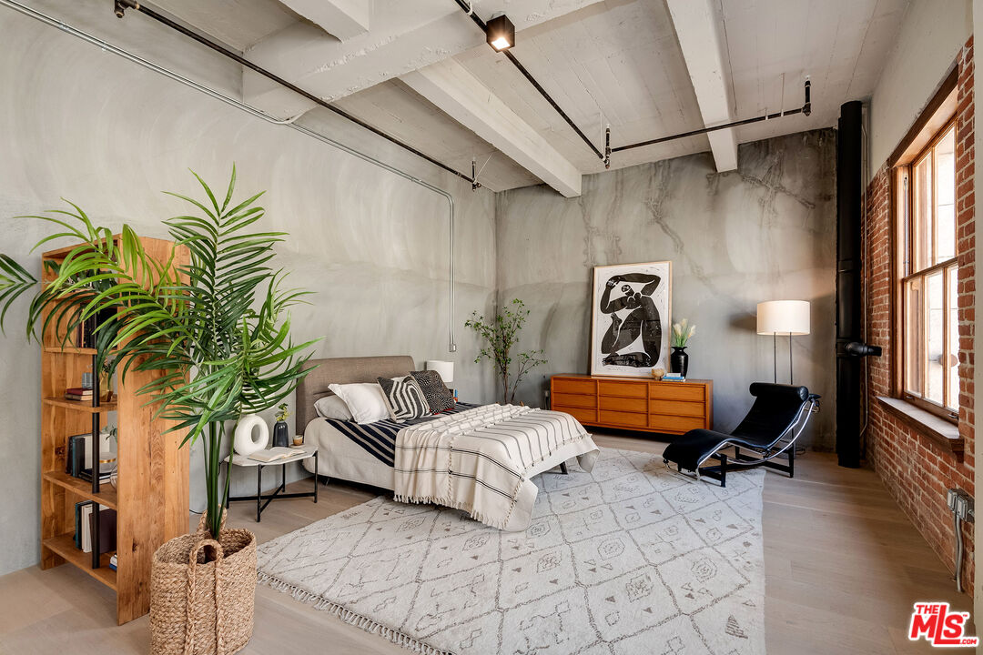808 S Broadway Unit: 5th Floor