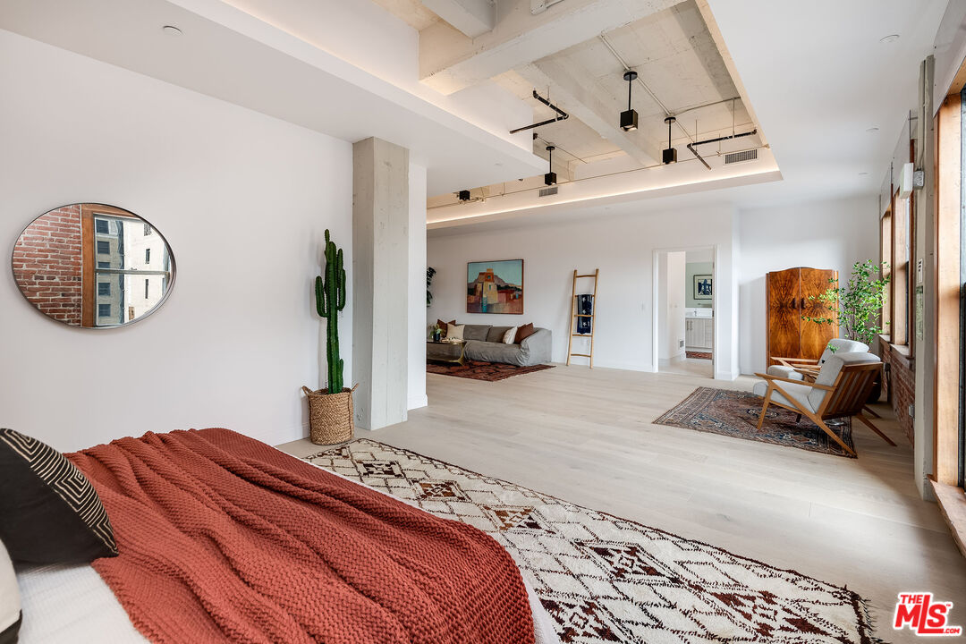 808 S Broadway Unit: 5th Floor