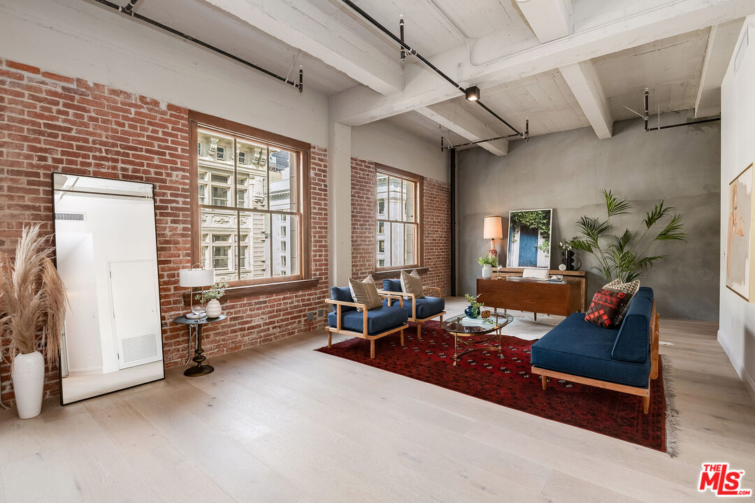 808 S Broadway Unit: 5th Floor