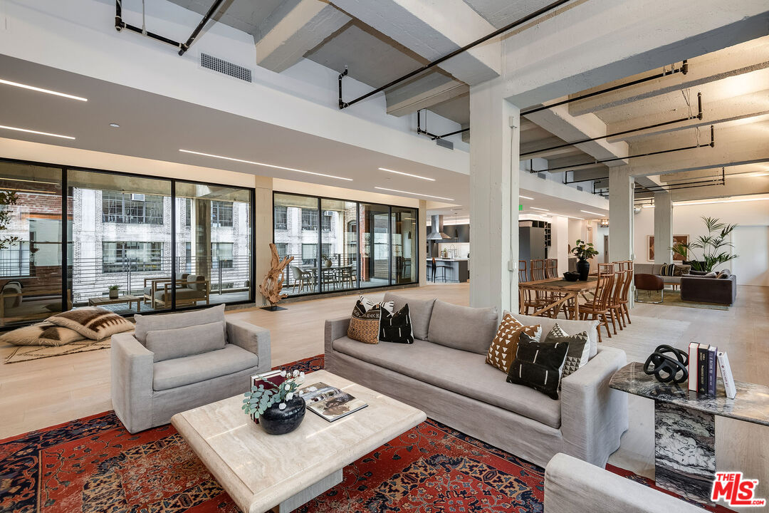 808 S Broadway Unit: 5th Floor