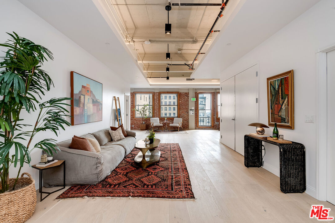 808 S Broadway Unit: 5th Floor