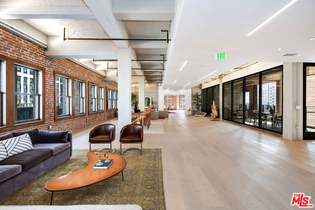 808 S Broadway Unit: 5th Floor