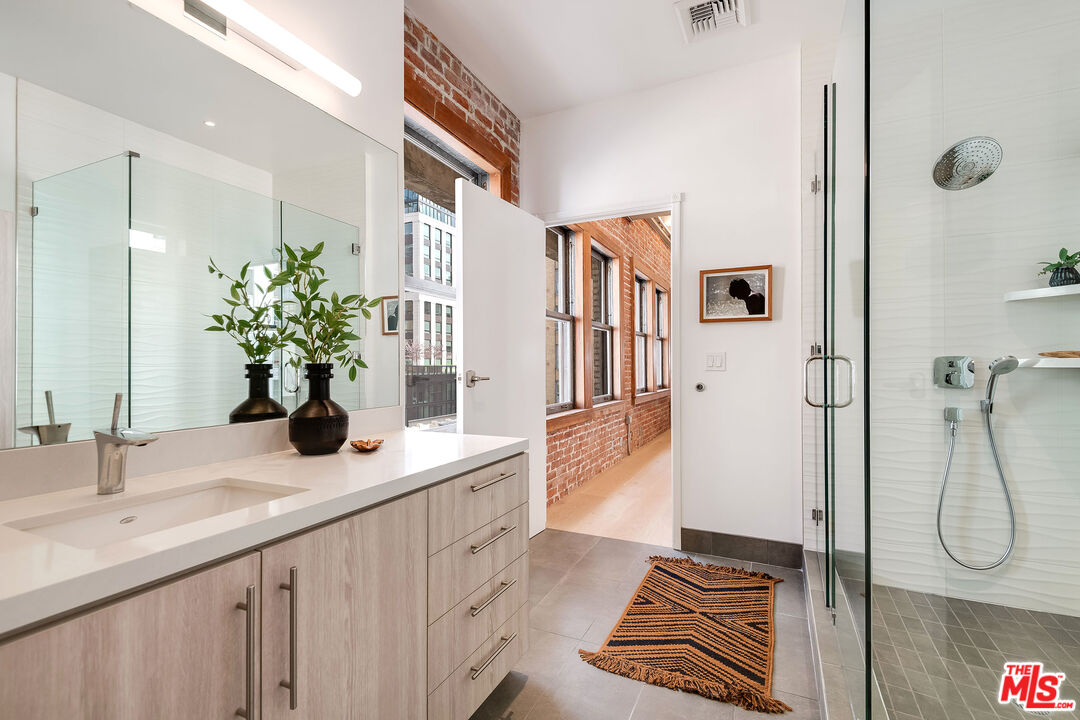 808 S Broadway Unit: 5th Floor
