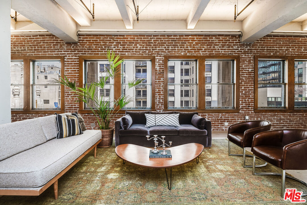 808 S Broadway Unit: 5th Floor