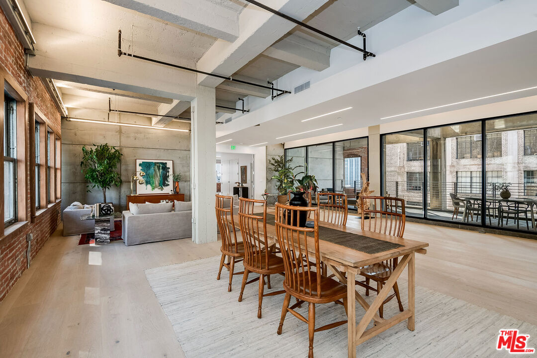 808 S Broadway Unit: 5th Floor