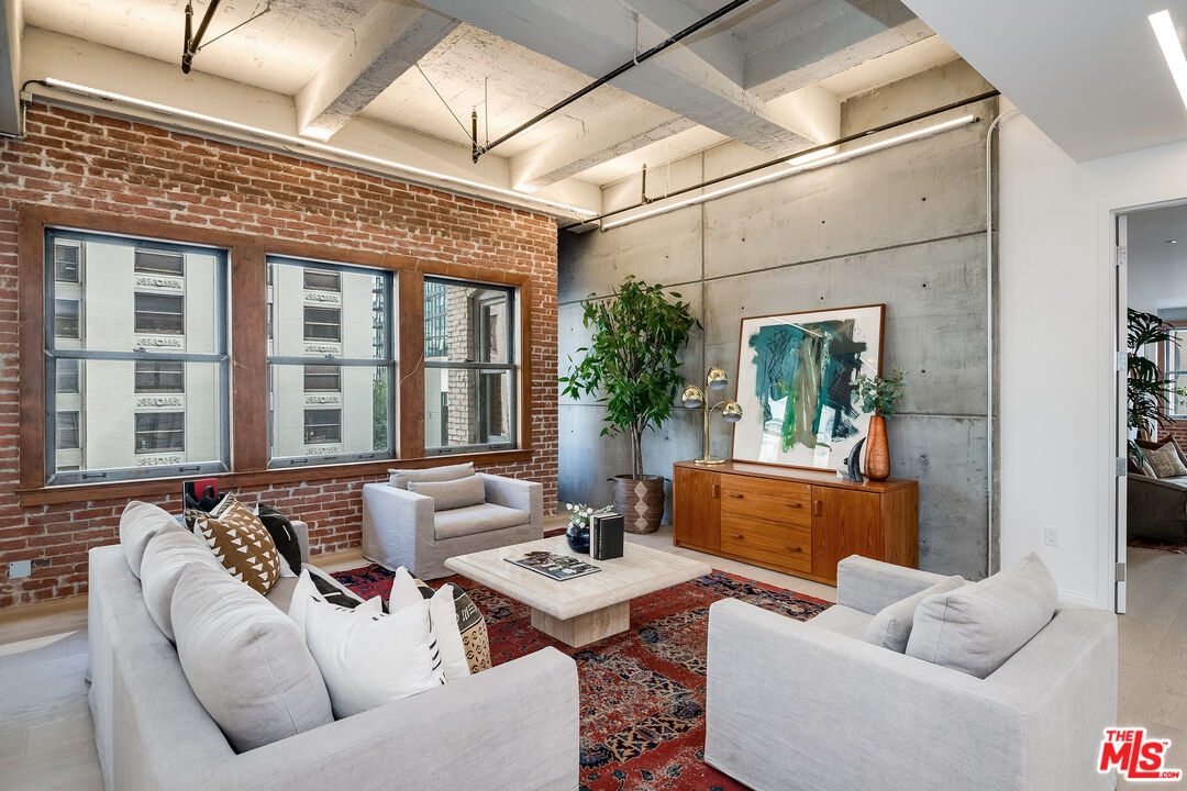 808 S Broadway Unit: 5th Floor