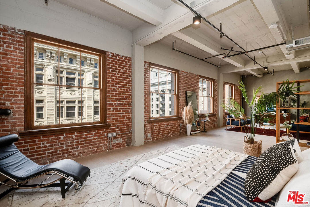 808 S Broadway Unit: 5th Floor