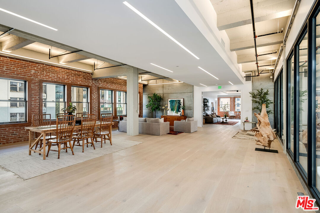 808 S Broadway Unit: 5th Floor