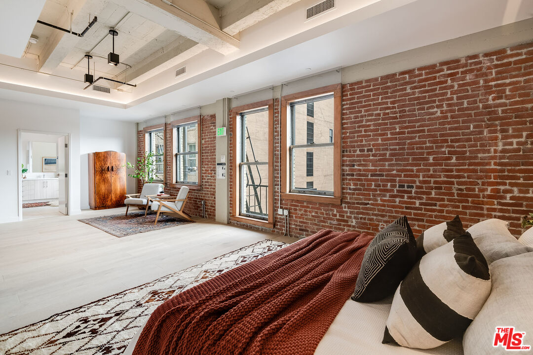 808 S Broadway Unit: 5th Floor