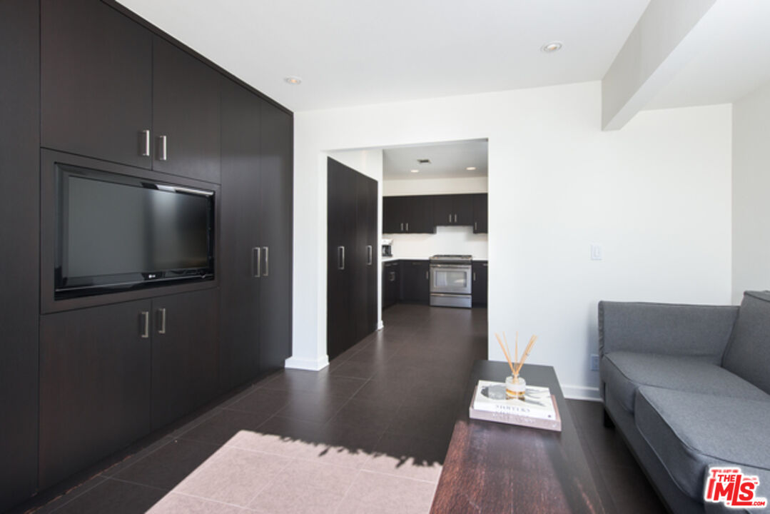 8842 Dorrington Ave