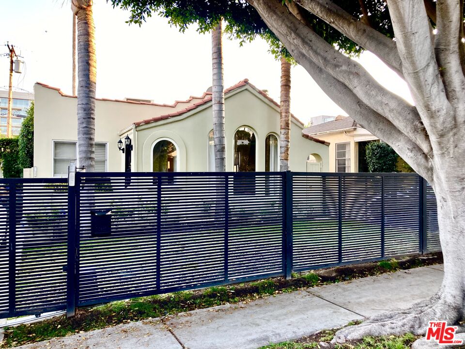 8842 Dorrington Ave