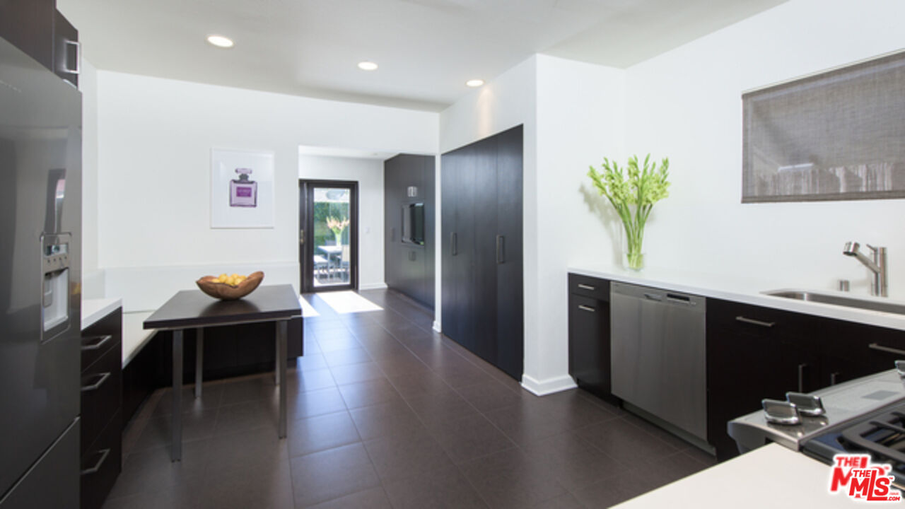 8842 Dorrington Ave