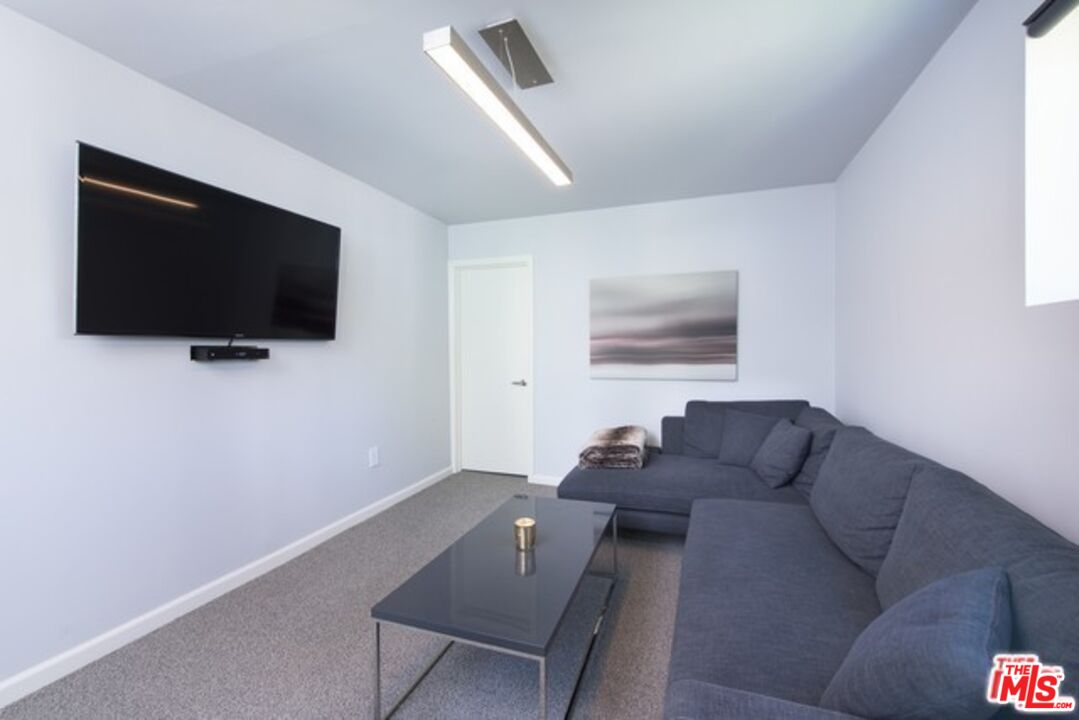 8842 Dorrington Ave