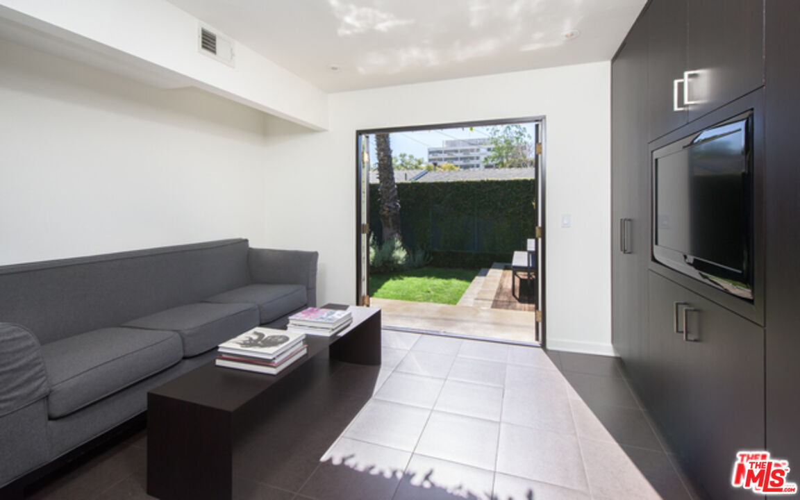8842 Dorrington Ave