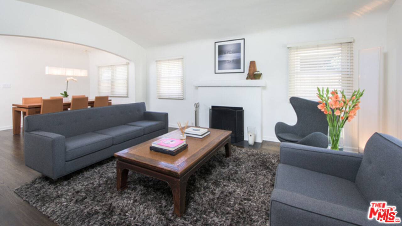 8842 Dorrington Ave