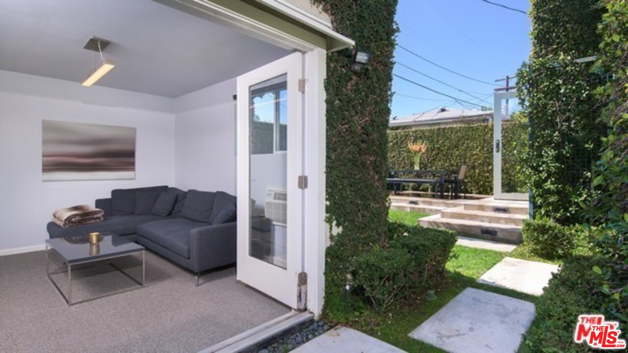 8842 Dorrington Ave