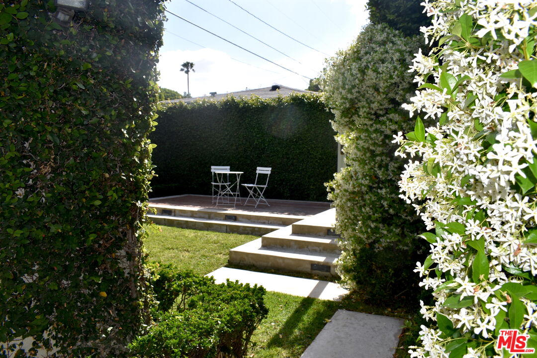 8842 Dorrington Ave