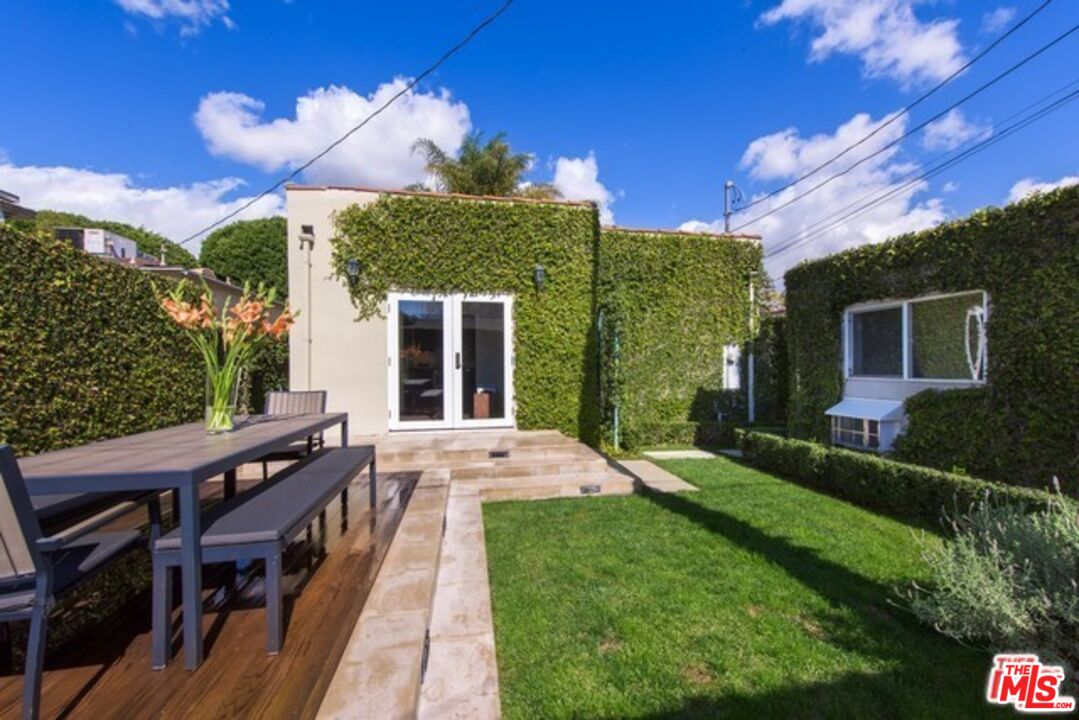 8842 Dorrington Ave