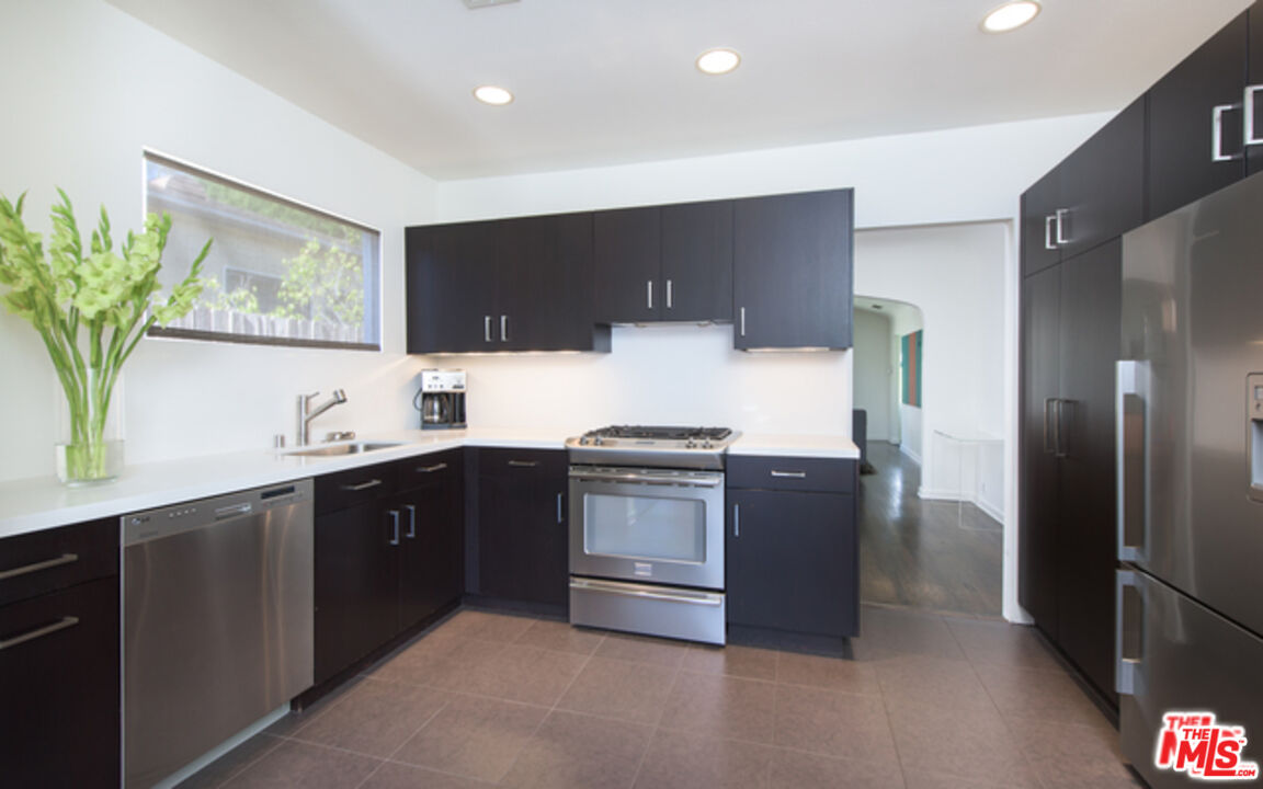8842 Dorrington Ave