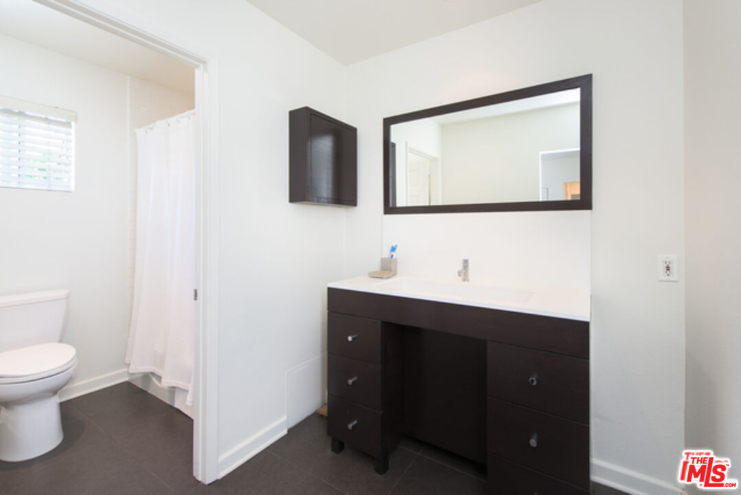 8842 Dorrington Ave