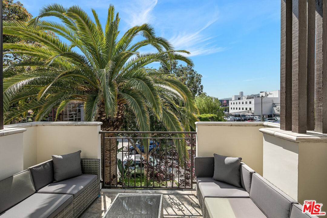 632 N KINGS RD Unit: 202