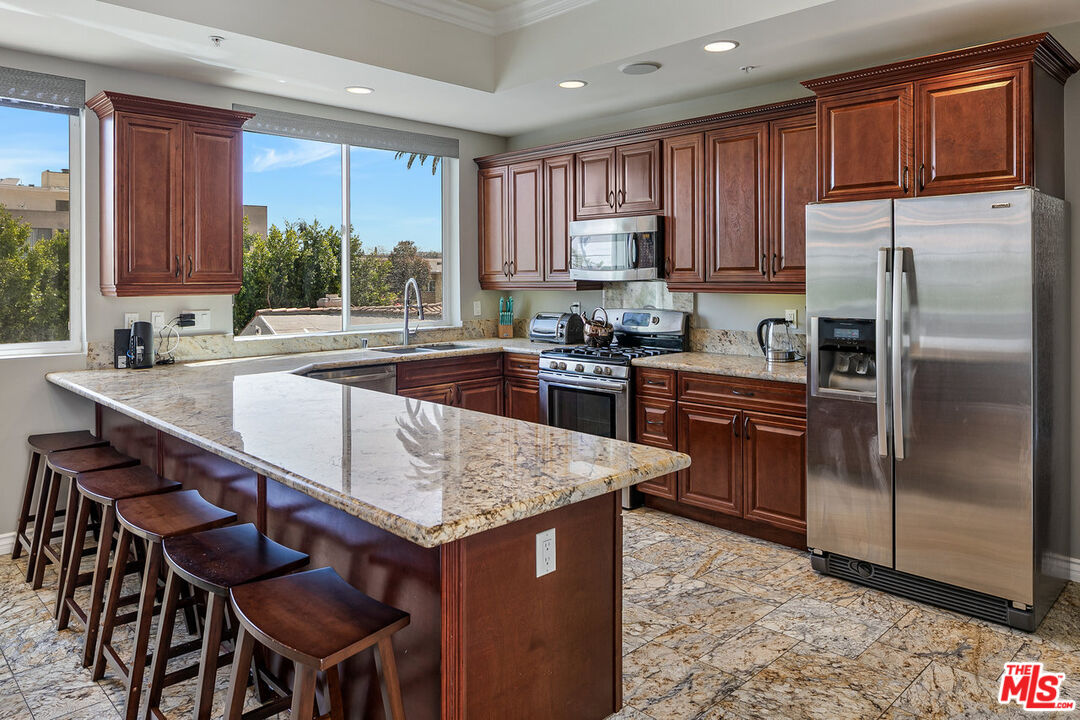 632 N KINGS RD Unit: 202