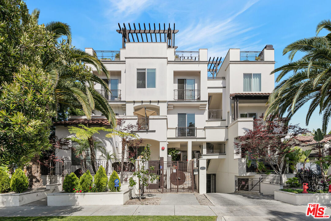 632 N KINGS RD Unit: 202