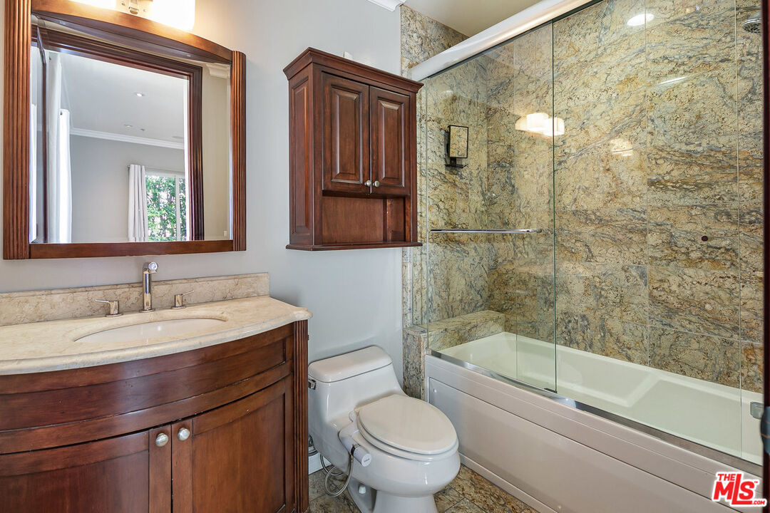 632 N KINGS RD Unit: 202