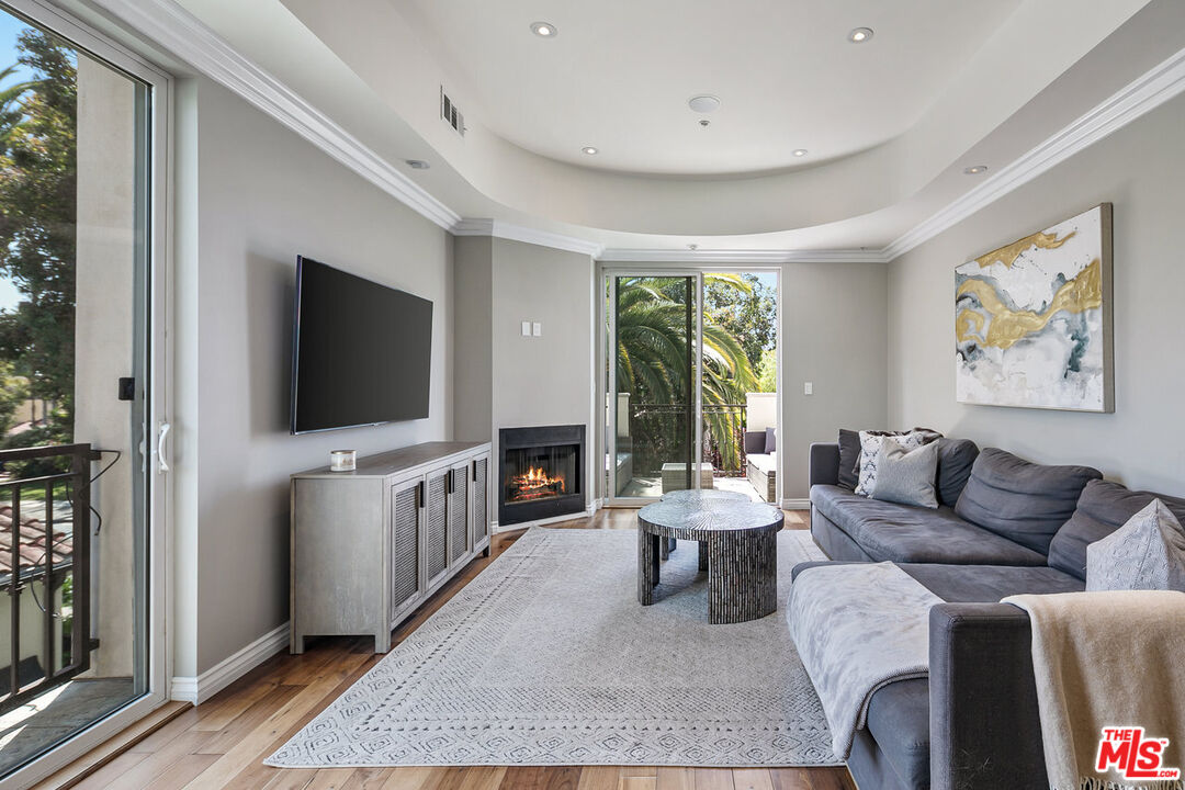 632 N KINGS RD Unit: 202