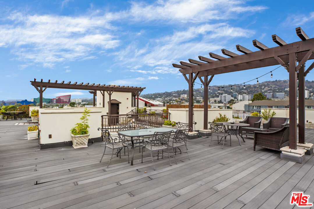 632 N KINGS RD Unit: 202