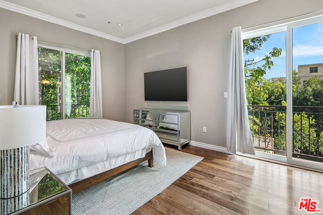 632 N KINGS RD Unit: 202