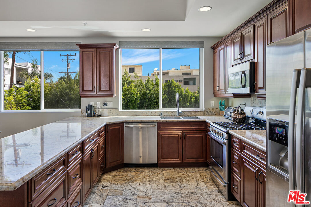 632 N KINGS RD Unit: 202