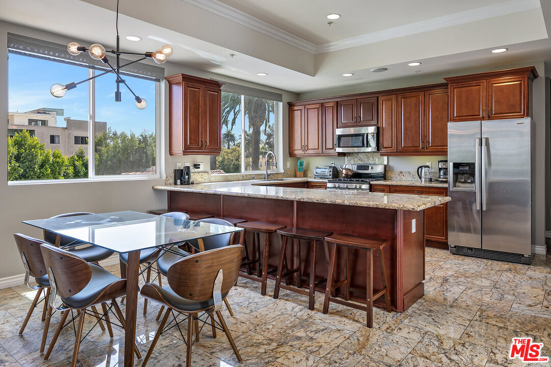 632 N KINGS RD Unit: 202